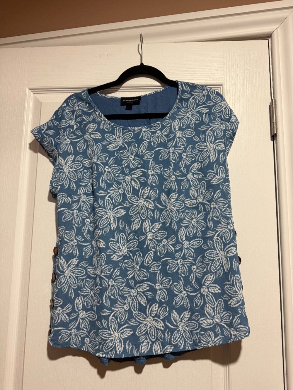 Fortune + Ivy Blue & White Floral Side Button Top Size Medium